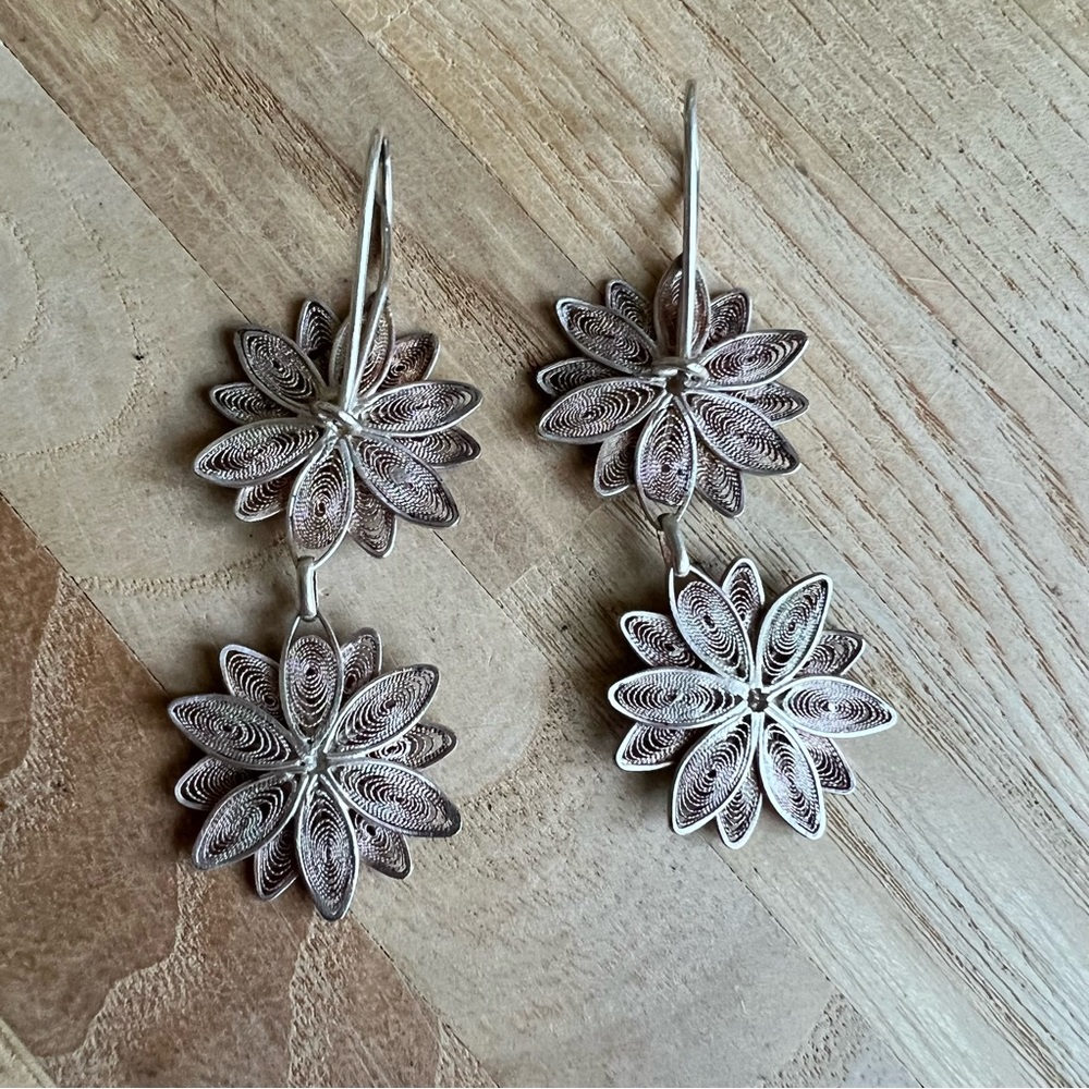 Artisan silver filagree floral daisy drop earrings - Picture 5 of 8